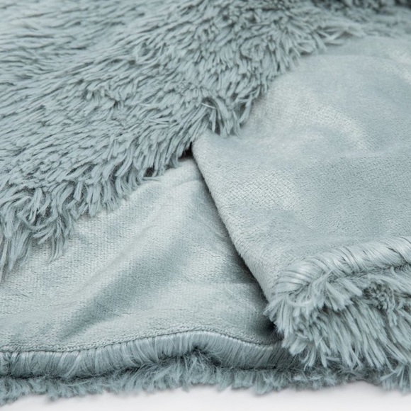 NWOT Blue Fluffy Throw Blanket - Picture 2 of 6